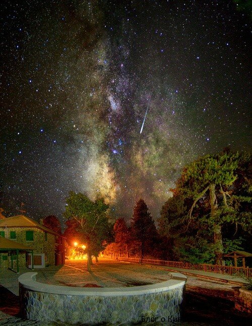 Звездное небо на площади в деревне Троодос